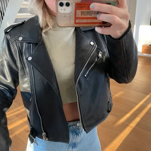 Skinnjacka PULLANDBEAR - säljer min svarta skinnjacka. Den är i stl XS men jag som brukar använda S/M passar den bra på. Den är fortfarande lite overzized. Helt oanvänd i princip då den inte kommit till användning. Köpt för ca 400kr. Säljer för 200+ frakt 50kr