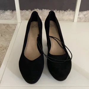 Svarta klackar strl 38 - Oanvända klackar i storlek 38 i från märker vox. Nypris 299:-