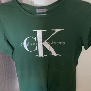 Calvin Klein tröja - Använd tröja, lite slitningar på texten (se andra bild)