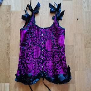 Super söt lila corset med mönster och tartan på insidan. Storlek small/xs