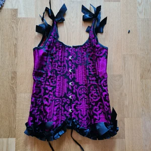 Lila corset med mönster - Super söt lila corset med mönster och tartan på insidan. Storlek small/xs