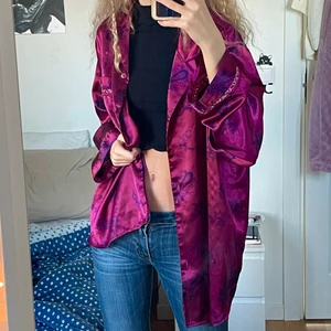 Skjorta satin - Sjukt söt skjorta i lite glansigt material. Extremt bekväm.💗 Köpt secondhand för 250kr och använd 2 gånger. Älskar den men har inte använt den på länge så vill kolla intresset. 🧞‍♀️ köparen står för frakten men kan även mötas upp i stockholm. Pris går såklart att diskutera 