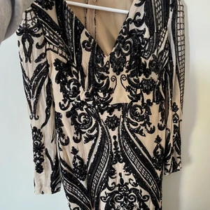 Dress - Very classy dress, worn once for 2 heures