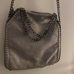 Väska (grå) - Väska i bra skick. Skulle säga att det är en mellan storlek. Bara att skriva vid intresse, för att få fler bilder eller frågor om mått osv. Endast Swish och post 