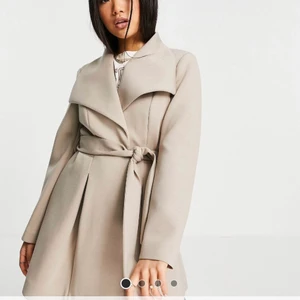 Ny kappa/jacka, storlek xs  - Säljer denna kappan, den är ny, endast använd en gång. Den ser exakt ut som på bild. Köptes från ASOS. Storlek xs 