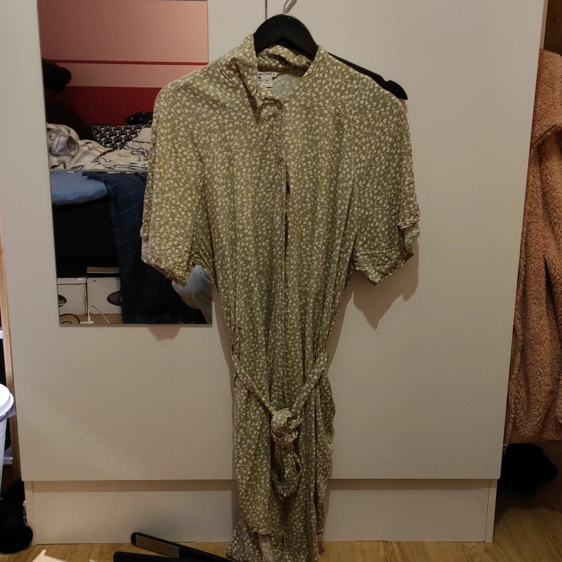 Blommig klänning med skärp