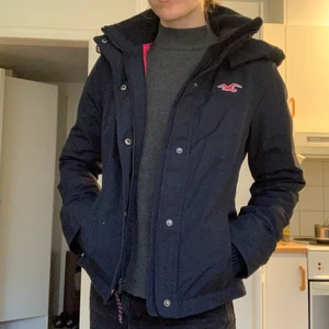Allvädersjacka Hollister - Allvädersjacka från Hollister, perfekt för hösten då den är vind- och vattentålig samt har ett tunt lager foder. Använd en säsong! Hör av er för fler bilder. Kan mötas i Uppsala och ibland i Stockholm eller i södra Botkyrka. 