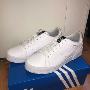 Adidas - Hjälper min kille att sälja hans helt nya adidas skor, han köpte dem och använde dem ute 1 gång men dem var tyvärr för små. Storlek 43, han köpte dem nya för 980kr så säljer dem därför för 700kr + frakten 