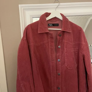 Manchesterjacka  - En fin rosa manchester jacka ifrån Zara i storlek M, helt oanvänd!