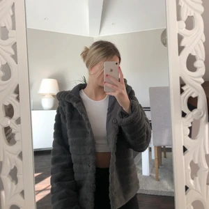 Fuskpälsjacka - Grå fuskpälsjacka från Freequent som tyvärr inte kommer till användning, använd ett få tal gånger