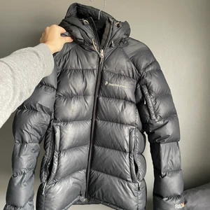 Peak jacka  - Säljer min tjocka peak i mörkgrå färg, haft i 2/3 vintrar. Ramlade förra vintern och fick hål i ena ärmen. Köptes för 4000/5000kr