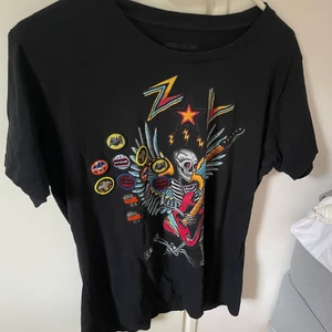 Zadig tshirt - Cool zadig t shirt i utgången modell! I mycket bra skick! Köparen står för frakt😊