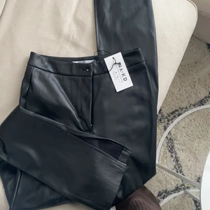 Skinnbyxor - Skinnbyxor med slits på innerbenet från NA-KD HELT nya, lite för korta för mig som är 178cm, passar nog 170-175 bättre! Missade att skicka tillbaka..😅🤩