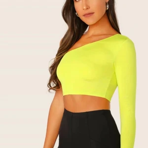 Två toppar - Två toppar från shein den gula är croppad den andra är normal i längden. 