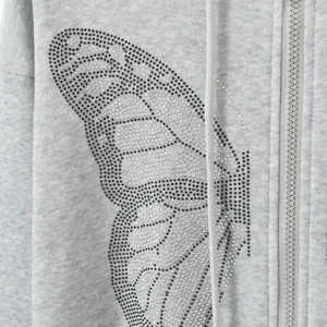 Grå sipp tröja - Super fin grå luvtröja med glitter, aldrig använd på grund av för liten för mig. Frakt tillkommer!❤️