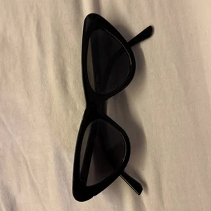 solglasögon  - Fynda ett par asballa tjej solglasögon! Köptes i Tyskland för något år sedan! Använt en gång! Inget fast pris!