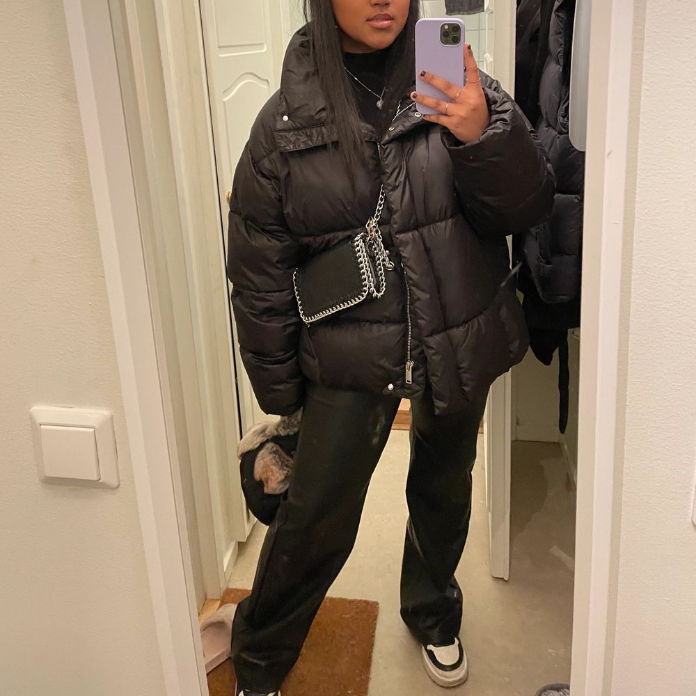 Svart puffer jacka från Hm. Storlek L passar mig som är en S och M ibland. Det är jag på alla bilder och jag är 158. Buda privat, just nu på 850. Köp direkt för 1000. Jackor.