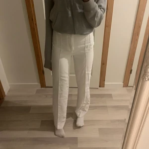 Zara Vita kostymbyxor - Vita kostymbyxor köpta på Zara. Kommer aldrig till användning längre. Långa och bra passform. Formar sig efter kroppen och är sköna. Storlek 34. Köparen står för frakt!