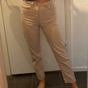 Mom jeans strl 34 - Säljer dessa beiga jeans från Gina, storlek 34. Ganska använda men i ett bra skick! Inga fläckar osv vad jag kan se. Köparen står för frakten 🥰