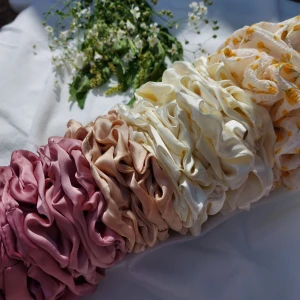 Scrunchies - Snygga scrunchies i silke som är vårdande mot håret och inte sliter på det.