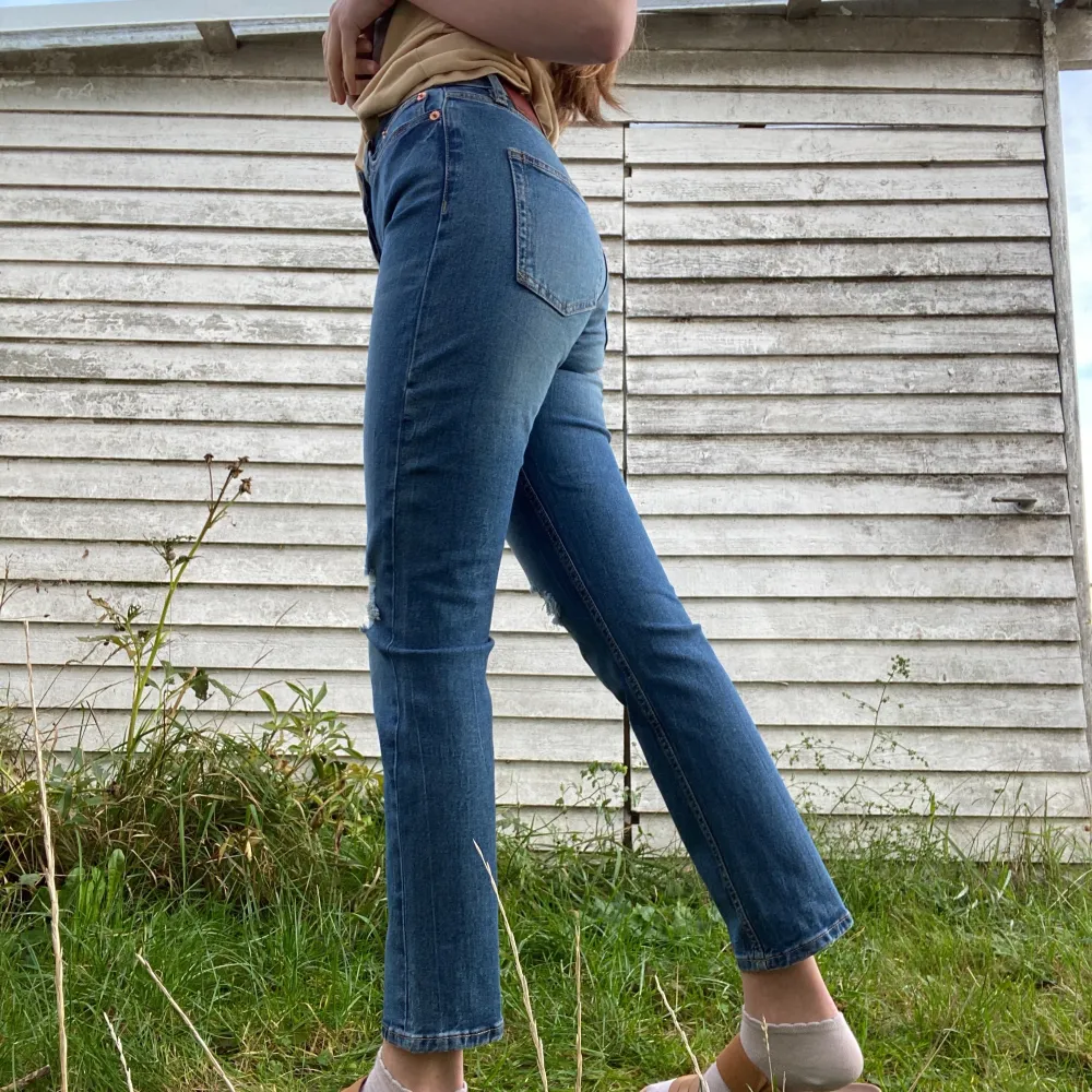 Mörkblå jeans, använda ett få tal gånger men tyvärr blivit för små för mig! Hålen är för högt upp på mig som är ca 172. Jeans & Byxor.
