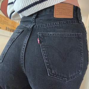 Köpta för runt 1300! Snygga högmidjade Levis jeans!💕💕💕Möts upp på söder och runt tc/Odenplan!