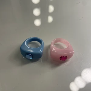 Ringar  - Knappt använda i Stl: S/M. 100 kr per ring. 150 kr för båda. 