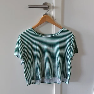 Monki topp - Monki topp i storlek M. Grön och vit randig. 