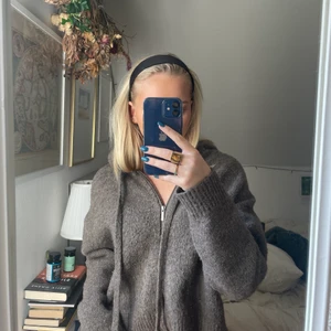 Zara - Intressekoll på min jätte fina Zara Kofta!! 😇😇Den är i jätte fint skick eftersom den knappt blivit använd.