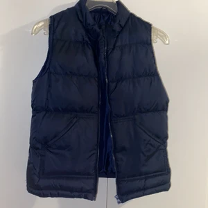 Väst - Blå väst, har även en tillhörande luva