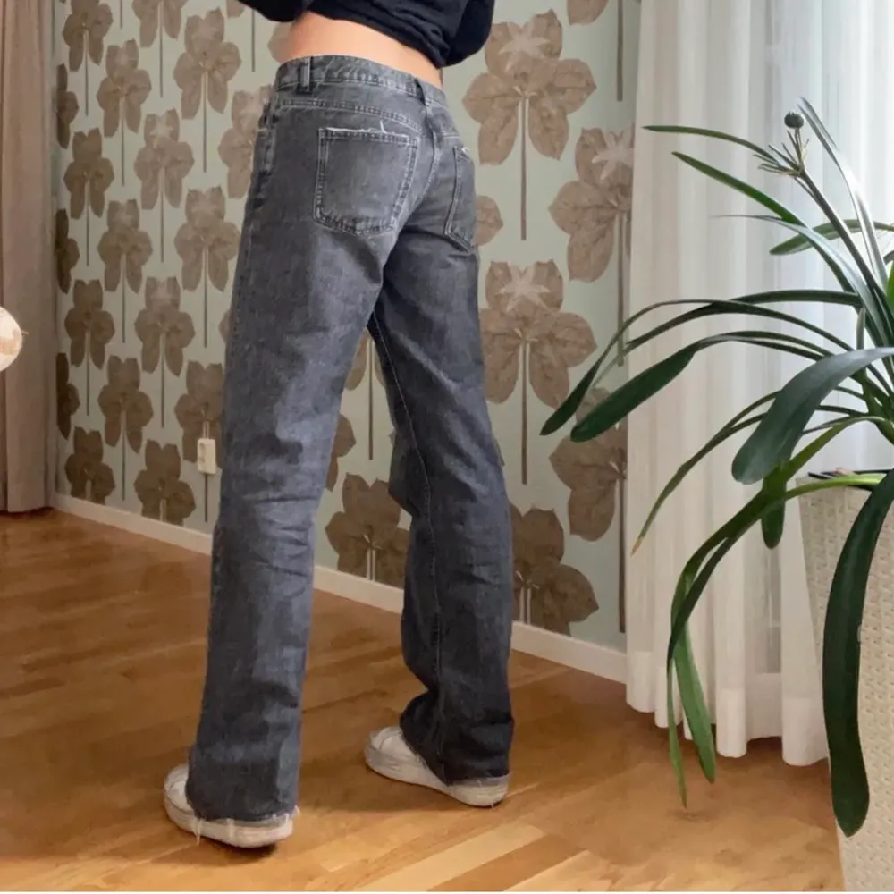 slutsålda midrise zara jeans, Skulle säga att de passar någon som är kortare än 160cm, superfint skick 💓. Jeans & Byxor.