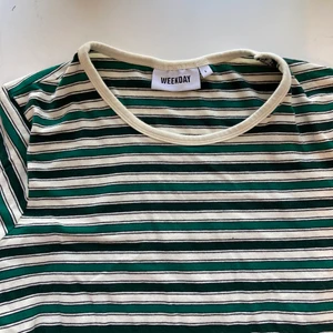 Randig t-shirt - Randig t-shirt från weekday, grön-beige, storlek S - mycket bra skick, nästan aldrig använd 