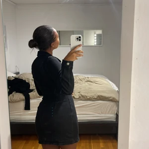 Jeansklänning - Jättefin jeansklänning från Zara🤎🍂🤍 knappar hela vägen och väldigt stretchig. Det är stl M men passar S/Xs