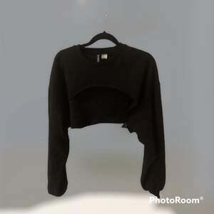 Mysig, svart, kort tröja som blir superfint med ett  linne under. Helt ny & oanvänd. Fleece inuti. 