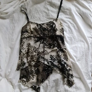 Superfin layered meshtopp - Säljer denna superfina meshtopp från MEXX. Overall bra skick men den har en aning defekter vid dragkedjan på sidan av linnet. Skriv om ni vill se bild:)