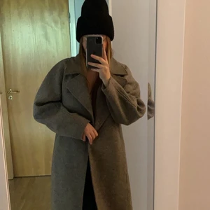 Brun kappa  - Så snygg brun ullmix kappa från hm i stl 34. Är ganska oversized i storleken så passar allt från xs-m. Endast använde ett fåtal gånger så är i super bra skick! Säljs pga att jag har en annan jag använder mer. Köpt för 1500kr säljs för 300kr+frakt🤎