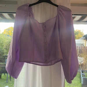 Fin tröja - Tröja från shein. Stl M. Skulle nog passa någon med mindre bröst då den blir väldigt tight runt brösten annars💕 50kr+frakt