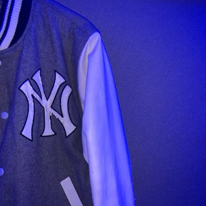 New yankees varsity jacket - - skick 7/10 (se bild 3). Tveka inte att ställa frågor.