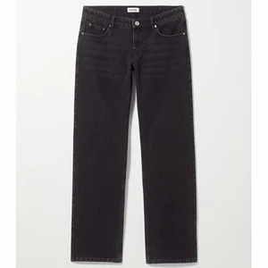 lågmidjade jeans - funderar på o sälja mina lågmidjade svarta jeans från weekday, köpte dem i somras o de har tyvärr blivit för korta:(