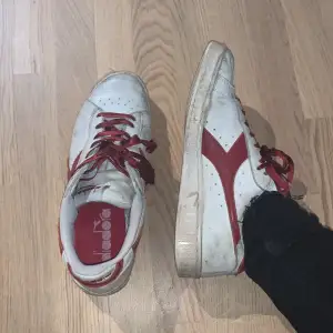 Used and beloved shoes from Diadora, top every day Italian brand. Good in any situation. I put the red tape myself so they are unique and original  