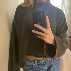 Mörkgrön stickad tröja  - Unik så fin stickad tröja!! Köpt i en butik i Spanien för ca 500kr, står inte storlek men skulle säga S-M (pris diskuterbart)