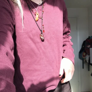 Stickad tröja  - En stickad vinröd tröja. Passar mig som har s men tror även att den hade passat en liten m 