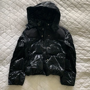 Vinterjacka  - Säljer denna superfina vinterjackan från New Yorker. Har använt den hela vintern och är i jättebra skick!! Den är supervarm och superskön.. Skriv på dm om ni vill ha fler bilder eller om ni vill veta något mer☺️