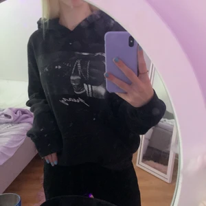 Svart pray hoodie - Köpt för 420 (original pris) trycket är lite Slitet men annars i jättebra skick. I stl S, köpare står för frakt pris kan diskuteras 