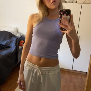 Topp - Ljuslila topp i storlek S, sitter sjukt bekvämt på! Skriv vid frågor💗⚡️