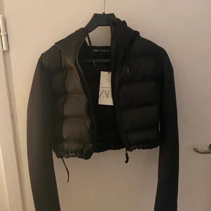 Zara jacka - En croppad jacka från Zara som inte längre finns att köpa. Prislappen är kvar och den är oanvänd och säljer nu då jag inte kommer använda den. Perfekt att ha nu pp hösten då man får plats med tjocka tröjor under och den är justerbar i midjan😊 Jag har S i vanliga fall men tog denna i xs och den är perfekt eftersom man kan göra den både större och mindre. 300kr, kan mötas upp i sthlm annars tillkommer frakt!