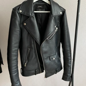 Oversized skinnjacka  - En super fin oversized skinnjacka i strl 36 köpt ifrån pull&bear! Har ingen användning för den längre så får tyvärr sälja den🥰 