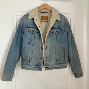 Levi’s Denim Jacket - Skitsnygg jeansjacka fodrat med sherpa från Levi’s i storlek S! Köparen står för (spårbar) frakt!