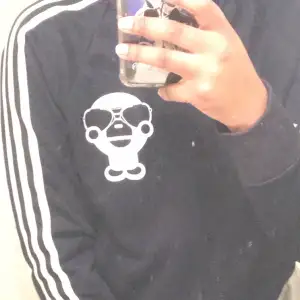 En unik adidas kofta. Använt ett fåtal gånger men valt att sälja den då den inte kommer till användning😊 skulle nog inte säga att det är adidas häller 