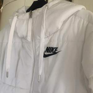 En vit Nike jacka ifrån stadium i fint skick, säljer pågrund av att jag har för mycket jackor💜